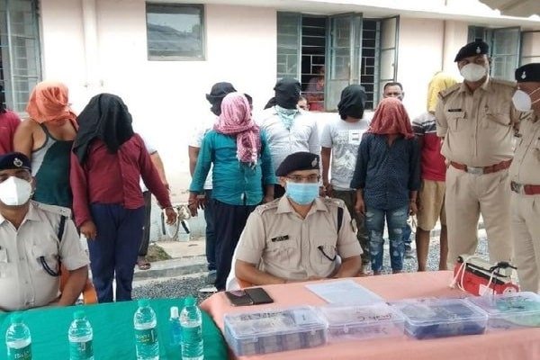 चतरा पुलिस ने बीजेपी नेता सहित 9 ड्रग्स तस्कर को दबोचा, एक करोड़ का ब्राउन शुगर जब्त चतरा पुलिस ने बीजेपी नेता सहित 9 ड्रग्स तस्कर को दबोचा, एक करोड़ का ब्राउन शुगर जब्त