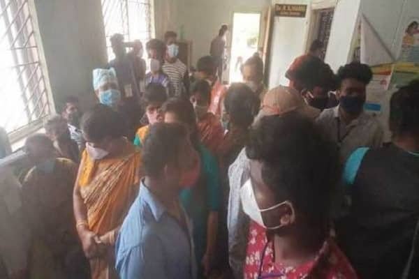 सदर अस्पताल में नर्सों का हंगामा, बकाया वेतन की मांग को लेकर ठप कराया काम सदर अस्पताल में नर्सों का हंगामा, बकाया वेतन की मांग को लेकर ठप कराया काम