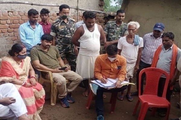 धनबाद में पहले पत्नी को कुल्हाड़ी से काट उतारा मौत के घाट, फिर खुद फंदे पर झूल दे दी जान धनबाद में पहले पत्नी को कुल्हाड़ी से काट उतारा मौत के घाट, फिर खुद फंदे पर झूल दे दी जान