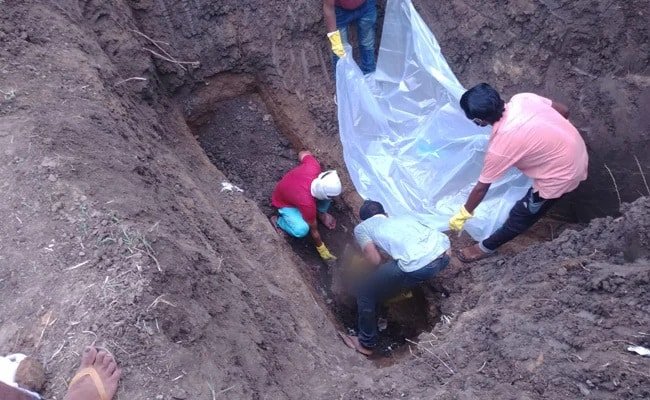 एक ही परिवार के 5 लोगों की हत्या, पुलिस को ऐसे किया गुमराह एक ही परिवार के 5 लोगों की हत्या, पुलिस को ऐसे किया गुमराह