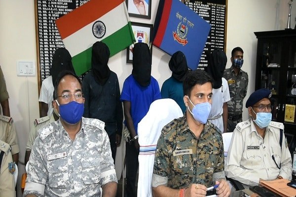 रांची पुलिस ने PLFI के एरिया कमांडर सहित 5 उग्रवादियों को दबोचा रांची पुलिस ने PLFI के एरिया कमांडर सहित 5 उग्रवादियों को दबोचा