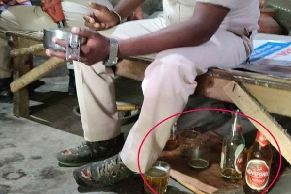 ड्यूटी के दौरान कर रहे थे शराब पार्टी, 4 पुलिसकर्मी सस्पेंड ड्यूटी के दौरान कर रहे थे शराब पार्टी, 4 पुलिसकर्मी सस्पेंड