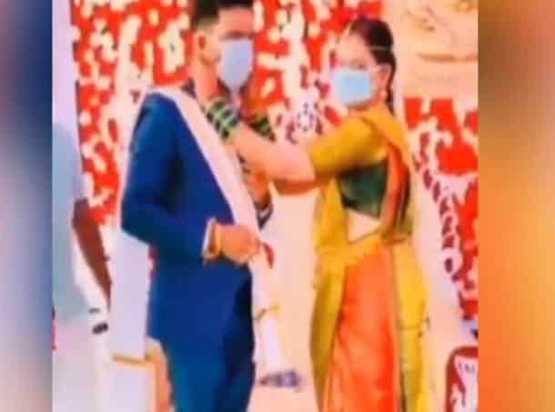 Video: वरमाला में एक-दूसरे को पहनाया कुछ ऐसा, जिसे देख हर कोई रह गया हैरान Video: वरमाला में एक-दूसरे को पहनाया कुछ ऐसा, जिसे देख हर कोई रह गया हैरान