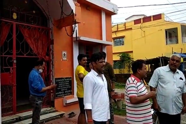 Bokaro : मंदिर में चोरी, दानपेटी में रखे पैसे, बर्तन और घंटी भी ले भागा Bokaro : मंदिर में चोरी, दानपेटी में रखे पैसे, बर्तन और घंटी भी ले भागा