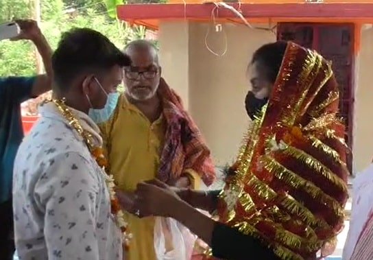 आपत्तिजनक स्थिति में धराए प्रेमी जोड़े, लोगों ने ऐसे करा दी शादी...(VIDEO) आपत्तिजनक स्थिति में धराए प्रेमी जोड़े, लोगों ने ऐसे करा दी शादी...(VIDEO)