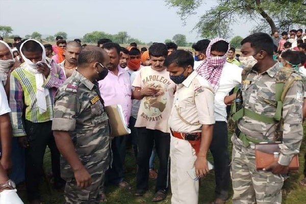 खेत में मिला आईटीआई छात्र का शव, गला रेत कर... खेत में मिला आईटीआई छात्र का शव, गला रेत कर...