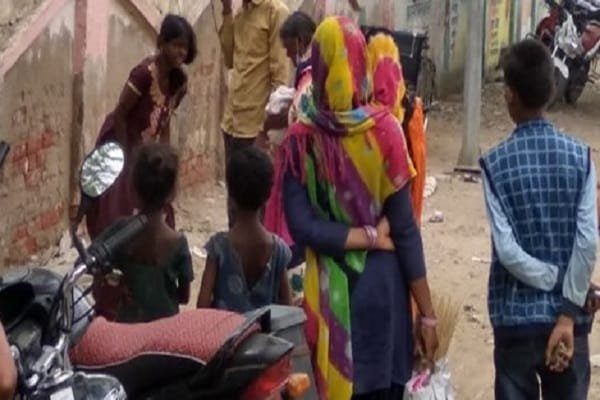 #Garhwa : बीच सड़क पर महिला को उठा प्रसव पीड़ा, आसपास के महिलाओं ने किया ये... #Garhwa : बीच सड़क पर महिला को उठा प्रसव पीड़ा, आसपास के महिलाओं ने किया ये...