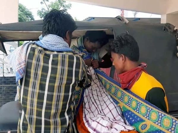 एक माह पहले मिला शव वाहन, अब तक अनुपयोगी एक माह पहले मिला शव वाहन, अब तक अनुपयोगी