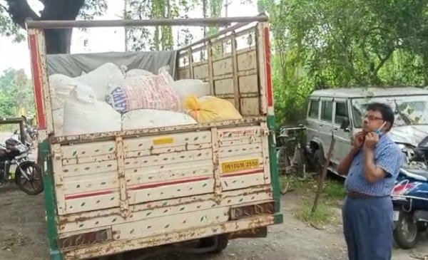 धनबाद में धराया 50 बोड़ा पीडीएस चावल, पिकअप वैन जब्त धनबाद में धराया 50 बोड़ा पीडीएस चावल, पिकअप वैन जब्त