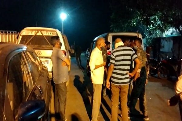 नशे में धुत युवकों ने पुलिस के साथ की हाथापाई, SI की वर्दी फाड़ी, 5 गिरफ्तार (VIDEO) नशे में धुत युवकों ने पुलिस के साथ की हाथापाई, SI की वर्दी फाड़ी, 5 गिरफ्तार (VIDEO)