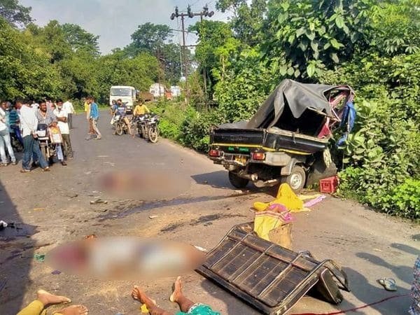 ट्रेलर और ऑटो में भीषण टक्कर, तीन की मौत, चार घायल ट्रेलर और ऑटो में भीषण टक्कर, तीन की मौत, चार घायल