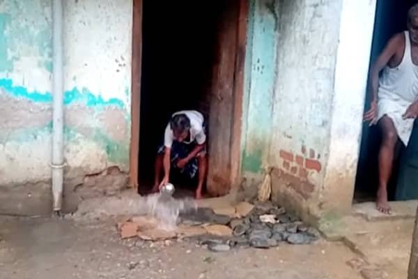 घरों में घुसा बारिश का गंदा पानी, पानी काछते बित रहा दिन (VIDEO) घरों में घुसा बारिश का गंदा पानी, पानी काछते बित रहा दिन (VIDEO)