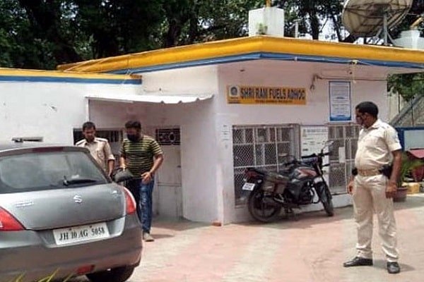 रहम कर पेट्रोल पम्प का गेट क्या खोला, लूट लिया सबकुछ रहम कर पेट्रोल पम्प का गेट क्या खोला, लूट लिया सबकुछ