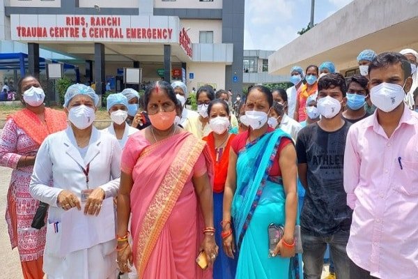 कोरोना पिक पर थी तो ली सेवा, अब कहा- नहीं करो काम, नर्सों ने किया हंगामा कोरोना पिक पर थी तो ली सेवा, अब कहा- नहीं करो काम, नर्सों ने किया हंगामा