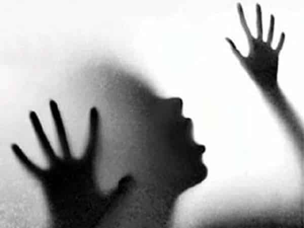 शर्मनाक : रेलवे स्टेशन पर मां के साथ सो रही थी बच्ची, अगवा कर बनाया हवस का शिकार शर्मनाक : रेलवे स्टेशन पर मां के साथ सो रही थी बच्ची, अगवा कर बनाया हवस का शिकार