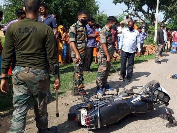 ट्रक की चपेट में आकर बाइक सवार की गई जान, बायीं ओर से कर रहा था ओवरटेक ट्रक की चपेट में आकर बाइक सवार की गई जान, बायीं ओर से कर रहा था ओवरटेक