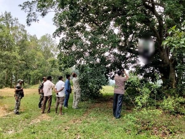 जंगल में पेड़ से लटका मिला युवक का शव, आंखों से खून निकलने का दिखा निशान जंगल में पेड़ से लटका मिला युवक का शव, आंखों से खून निकलने का दिखा निशान