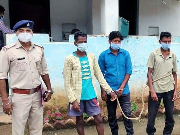 टीकाकरण टीम की महिला सदस्यों को बंधक बनाने के आरोप में तीन को भेजा गया जेल, नशे की हालत... टीकाकरण टीम की महिला सदस्यों को बंधक बनाने के आरोप में तीन को भेजा गया जेल, नशे की हालत...