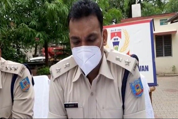 #Saraikela : गहने और नकदी चोरी के तीन आरोपी धराये, ये सामान जब्त... #Saraikela : गहने और नकदी चोरी के तीन आरोपी धराये, ये सामान जब्त...