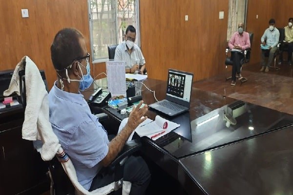 वैक्सीनेशन व कोरोना जांच में तेजी लाने का गढ़वा डीसी ने दिया निर्देश वैक्सीनेशन व कोरोना जांच में तेजी लाने का गढ़वा डीसी ने दिया निर्देश