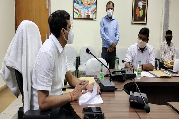 डीसी ने की 8 आश्रितों के आवेदनों की समीक्षा, 5 को मंजूरी डीसी ने की 8 आश्रितों के आवेदनों की समीक्षा, 5 को मंजूरी