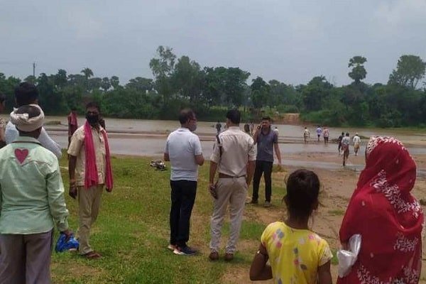 नदी में मिली युवक की सिर कटी लाश, हाथ पर है ॐ का निशान नदी में मिली युवक की सिर कटी लाश, हाथ पर है ॐ का निशान