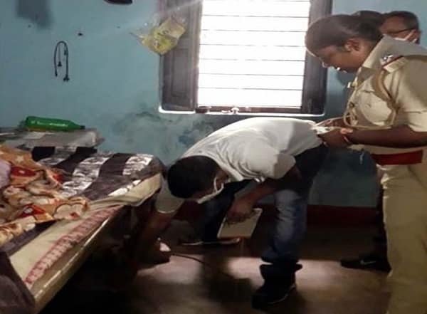 रेलवे क्लब परिसर में मिली महिला की लाश, रेलवे ट्रॉली मैन पर लगा हत्या का आरोप रेलवे क्लब परिसर में मिली महिला की लाश, रेलवे ट्रॉली मैन पर लगा हत्या का आरोप