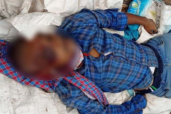 Bokaro: सड़क पर इस हालत में मिली युवक की लाश Bokaro: सड़क पर इस हालत में मिली युवक की लाश