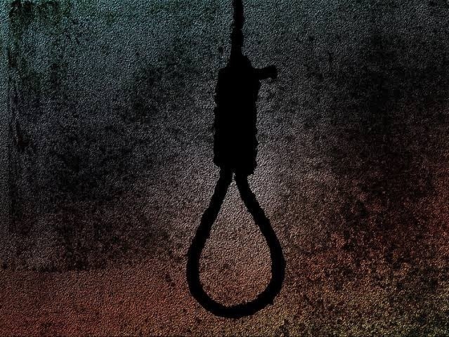लातेहार में फंदे से लटकी मिली अधेड़ की लाश लातेहार में फंदे से लटकी मिली अधेड़ की लाश