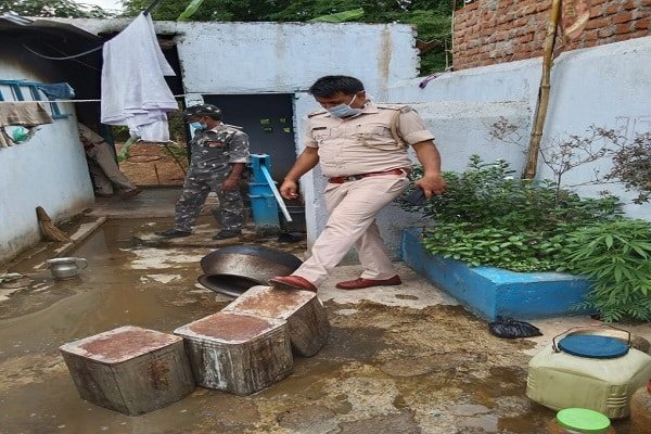 अवैध रूप से बनाई जा रही महुआ शराब को पुलिस ने किया जब्त, सड़क पर... अवैध रूप से बनाई जा रही महुआ शराब को पुलिस ने किया जब्त, सड़क पर...
