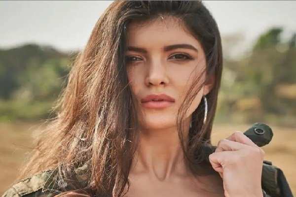Shanaya Kapoor का ग्लैमरस अंदाज, नजरें नहीं हटा पाएंगे आप Shanaya Kapoor का ग्लैमरस अंदाज, नजरें नहीं हटा पाएंगे आप