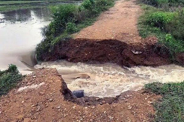 मुसलाधार बारिश में बही सड़क... मुसलाधार बारिश में बही सड़क...