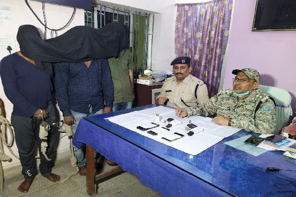 इशारा मिलते ही सलटा देता कारोबारी को... इशारा मिलते ही सलटा देता कारोबारी को...