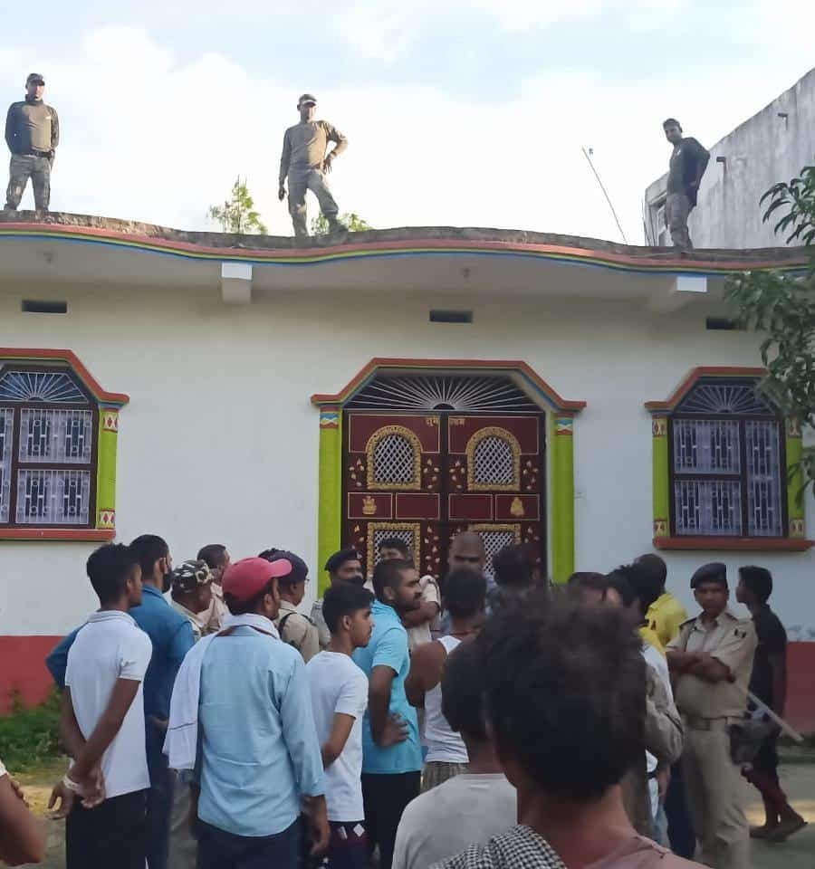 प्रेमिका के आंगन में सजी आशिक की चिता