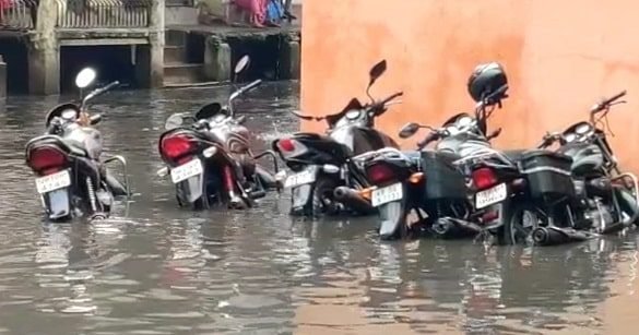 आधे घंटे की बारिश और झरिया में घुटना भर पानी आधे घंटे की बारिश और झरिया में घुटना भर पानी
