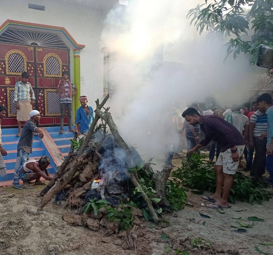 प्रेमिका के आंगन में सजी आशिक की चिता