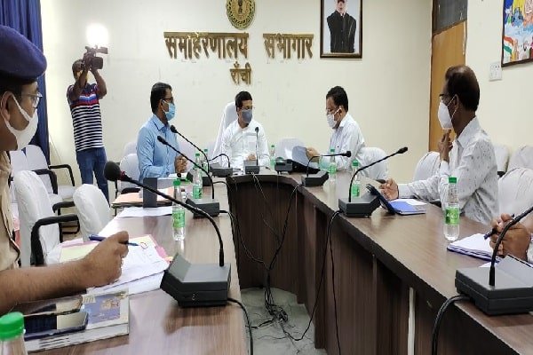 DC का निर्देश- सरेंडर कर चुके नक्सलियों को योजनाओं का जल्द दें लाभ DC का निर्देश- सरेंडर कर चुके नक्सलियों को योजनाओं का जल्द दें लाभ