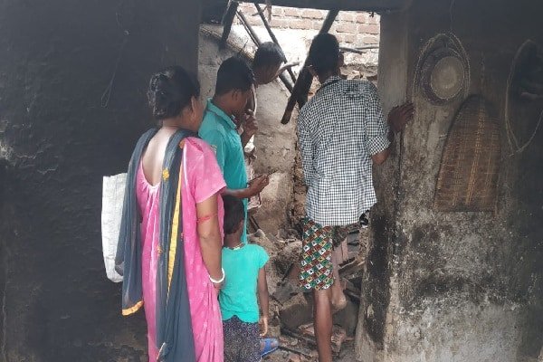 तेज बारिश के दौरान मकान की छत ढही... तेज बारिश के दौरान मकान की छत ढही...