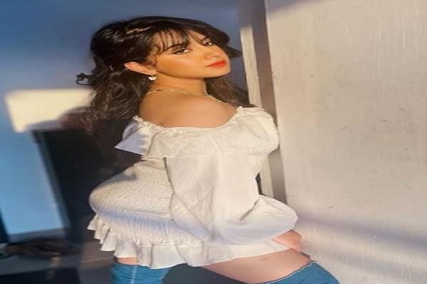 टीवी एक्ट्रेस रोशनी वालिया का Glamorous look टीवी एक्ट्रेस रोशनी वालिया का Glamorous look