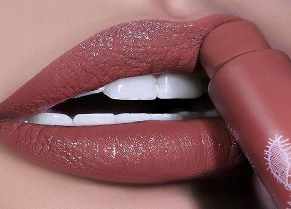 Lipstick सेहत के लिए हो सकता है बड़ा खतरा, जानें क्यूं Lipstick सेहत के लिए हो सकता है बड़ा खतरा, जानें क्यूं