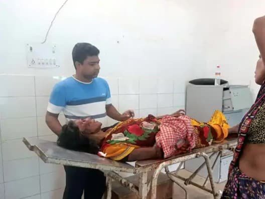 ओवरटेक करने के दौरान Auto पलटा, 5 घायल, ड्राइवर फरार ओवरटेक करने के दौरान Auto पलटा, 5 घायल, ड्राइवर फरार