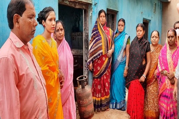 बारात आने से पहले दुल्हन के घर में लगी आग, लाखों का नुकसान बारात आने से पहले दुल्हन के घर में लगी आग, लाखों का नुकसान