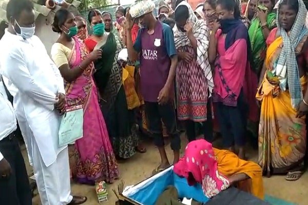 एयरलिफ्ट कर रांची लाया गया मजदूर का शव, रो-रोकर परिजनों का बुरा हाल एयरलिफ्ट कर रांची लाया गया मजदूर का शव, रो-रोकर परिजनों का बुरा हाल