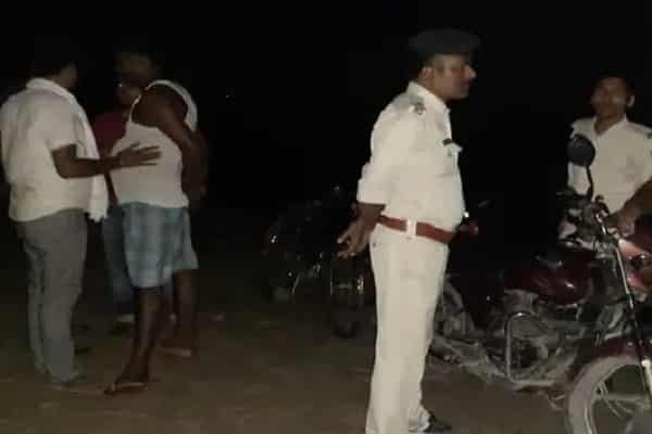 उफनती नदी में समा गई नाव, गांव में मचा कोहराम उफनती नदी में समा गई नाव, गांव में मचा कोहराम