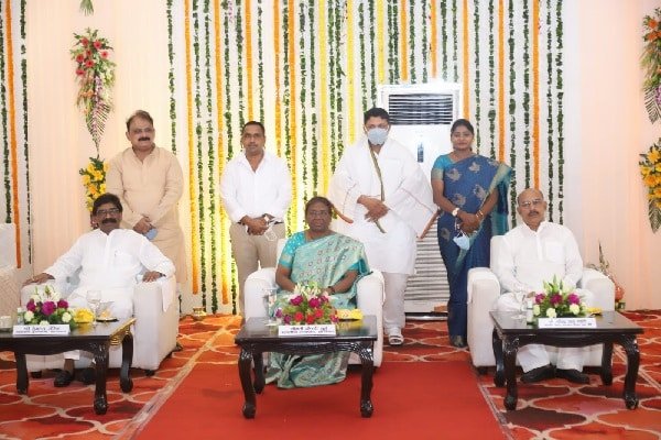 कठिन डगर पर सरलता सीखा गईं Governor Draupadi Murmu : CM कठिन डगर पर सरलता सीखा गईं Governor Draupadi Murmu : CM