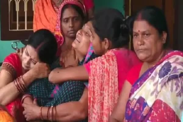 चुपके से प्रेमिका के घर घुस आया प्रेमी, परिजनों ने काट डाला Private Part चुपके से प्रेमिका के घर घुस आया प्रेमी, परिजनों ने काट डाला Private Part