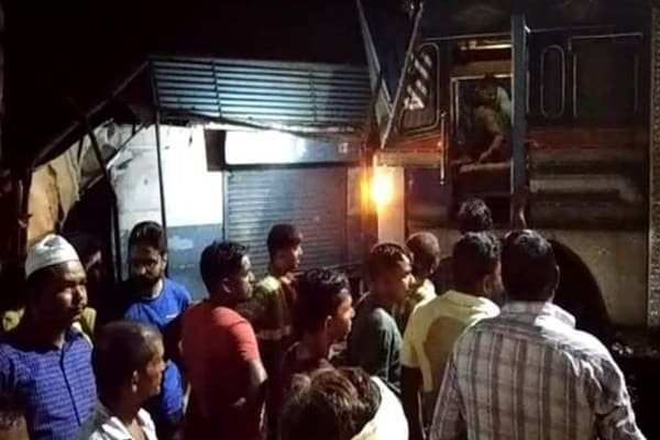 अचानक से दुकान में जा घुसा ट्रक, फिर हुआ ये... अचानक से दुकान में जा घुसा ट्रक, फिर हुआ ये...