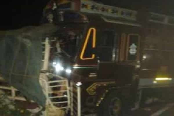 BREAKING : घर में घुसा अनियंत्रित ट्रक, 4 की मौत, 6 गंभीर BREAKING : घर में घुसा अनियंत्रित ट्रक, 4 की मौत, 6 गंभीर