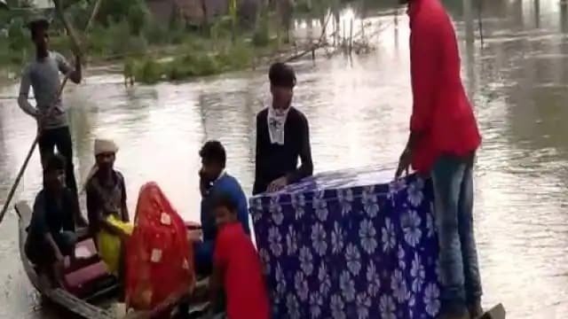 बिहार में बाढ़ के बीच शादी, तरह-तरह की तस्वीरें हो रही वायरल बिहार में बाढ़ के बीच शादी, तरह-तरह की तस्वीरें हो रही वायरल