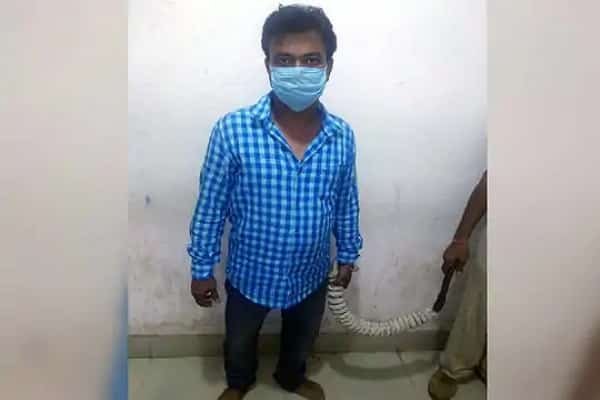 पुलिस के हत्थे चढ़ा स्वास्थ्य मंत्री बन्ना गुप्ता का पूर्व ड्राइवर, रेप का है आरोपी पुलिस के हत्थे चढ़ा स्वास्थ्य मंत्री बन्ना गुप्ता का पूर्व ड्राइवर, रेप का है आरोपी